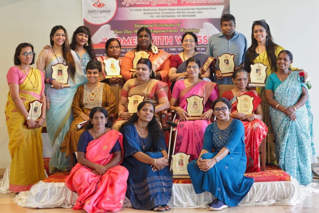 Group photo of all the guests and Jyothirgamaya team members with memento in all their hands.