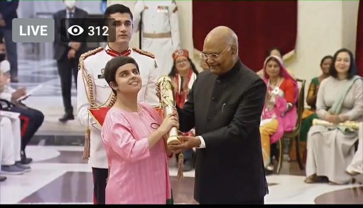 Picture of Tiffany Brar receiving award from the hands of Honourable President Shri Ram Nath Kovind.